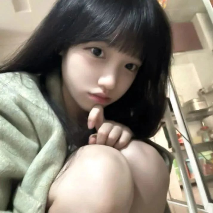 照片中的女孩